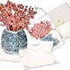 Wunderschöne rosa Blüten Sakura blühen in einer Delfter blauen Vase Schöne rosa Blumen Sakura-Blüte in Delfter blauer Vase Bild