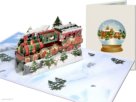 Beeindruckende Pop-up-Weihnachtskarte. Dampflokomotive mit Weihnachtsgeschenken durch verschneiten Kiefernwald Beeindruckende Pop-Up-Weihnachtskarte mit Dampflokomotive und Weihnachtsgeschenken durch verschneiten Kiefernwald