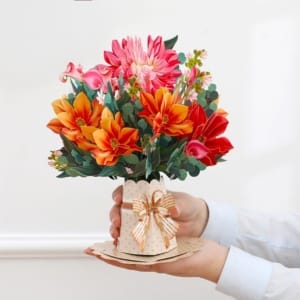Biglietto di auguri pop-up con un bouquet di fiori di dalia di grandi dimensioni