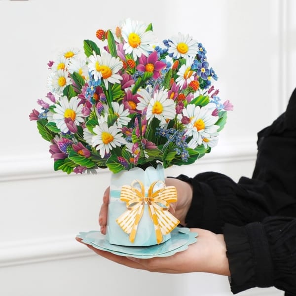 Carte de vœux pop-up avec un très grand bouquet de marguerites Carte de vœux pop-up avec un très grand bouquet de marguerites