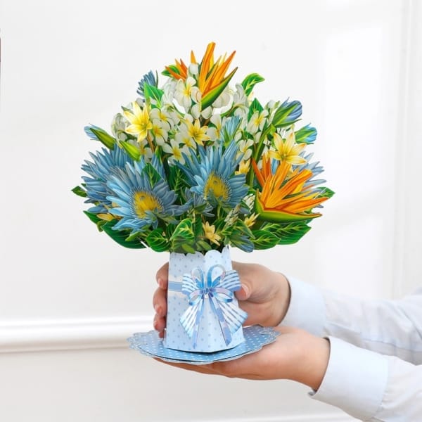 Carte pop-up représentant un très grand bouquet de fleurs d'oiseau de paradis. Carte pop-up représentant un très grand bouquet de fleurs d'oiseau de paradis.